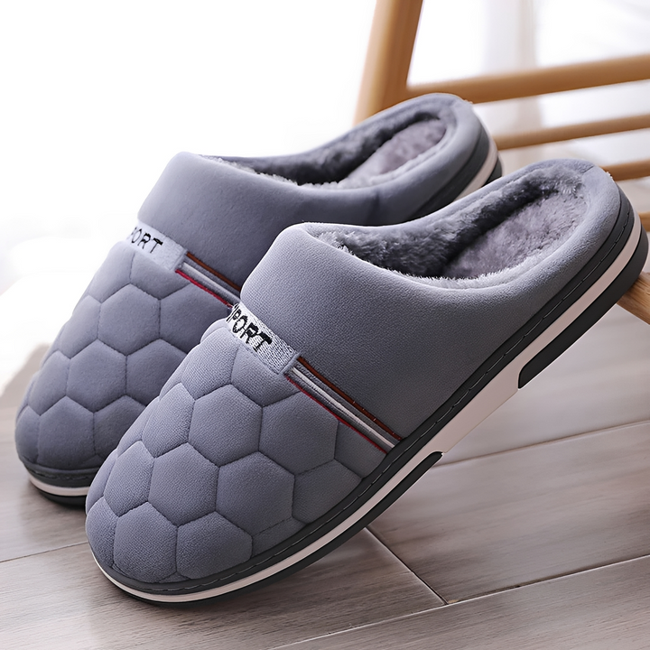 Pantufas masculinas macias com solado antiderrapante, perfeitas para conforto e segurança no lar.
