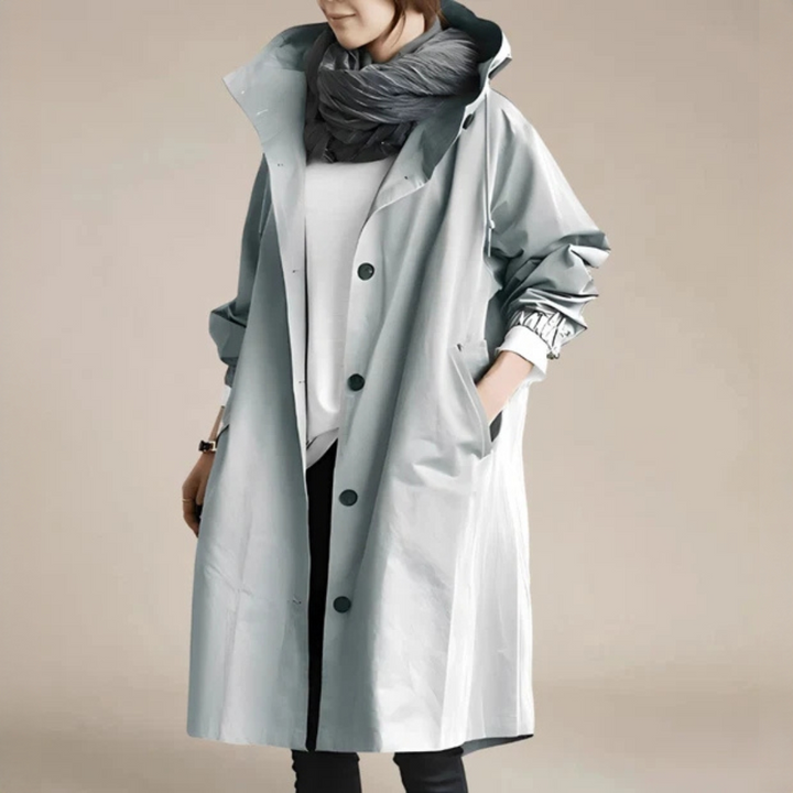 Casaco de chuva feminino moderno, com capuz e estilo casual, ideal para proteção e conforto nas estações de transição.