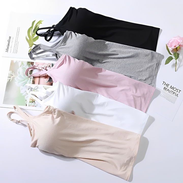 Top feminino branco liso com sutiã integrado e design sem costura. Conforto e versatilidade para o verão.