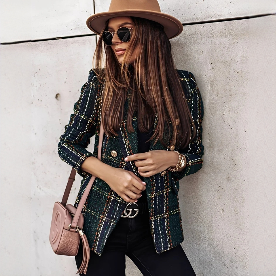 Blazer feminino xadrez elegante para moda outono/inverno. Peça versátil e confortável de roupa social com estilo.
