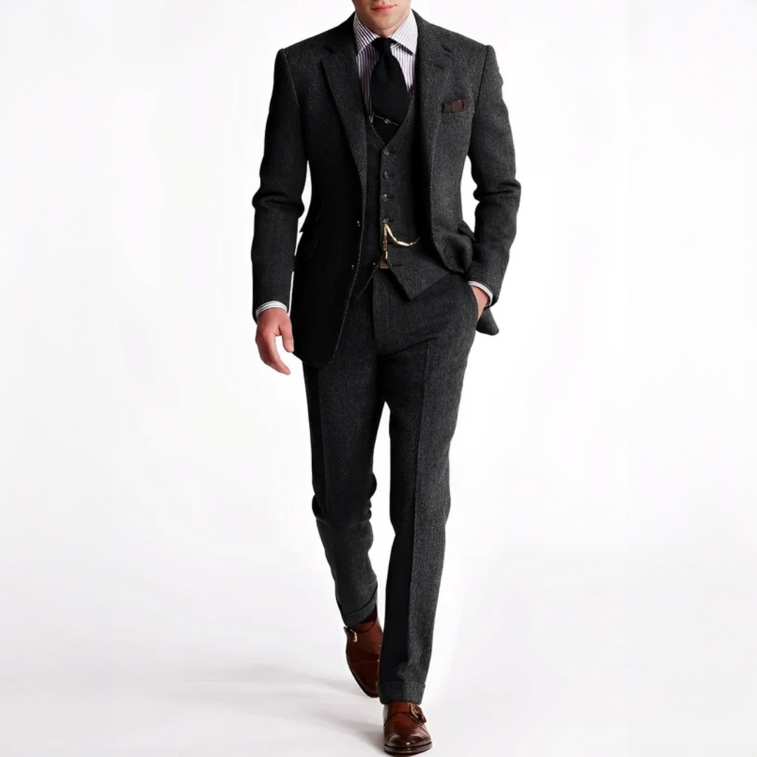 Homem usando terno masculino formal de três peças, estilo clássico para festas e casamentos. Disponível em tamanhos grandes.
