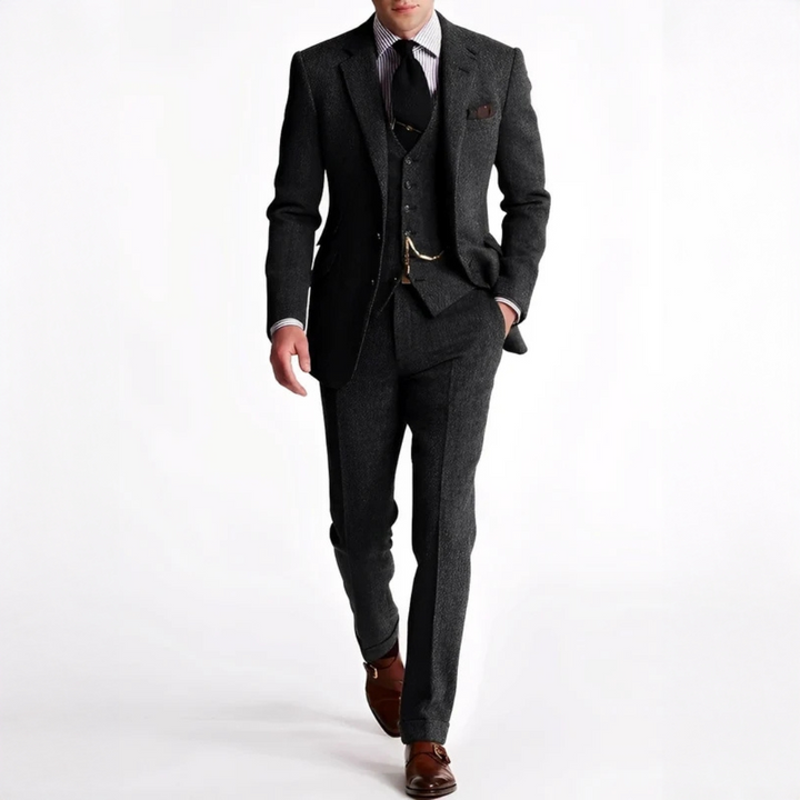 Homem usando terno masculino formal de três peças, estilo clássico para festas e casamentos. Disponível em tamanhos grandes.