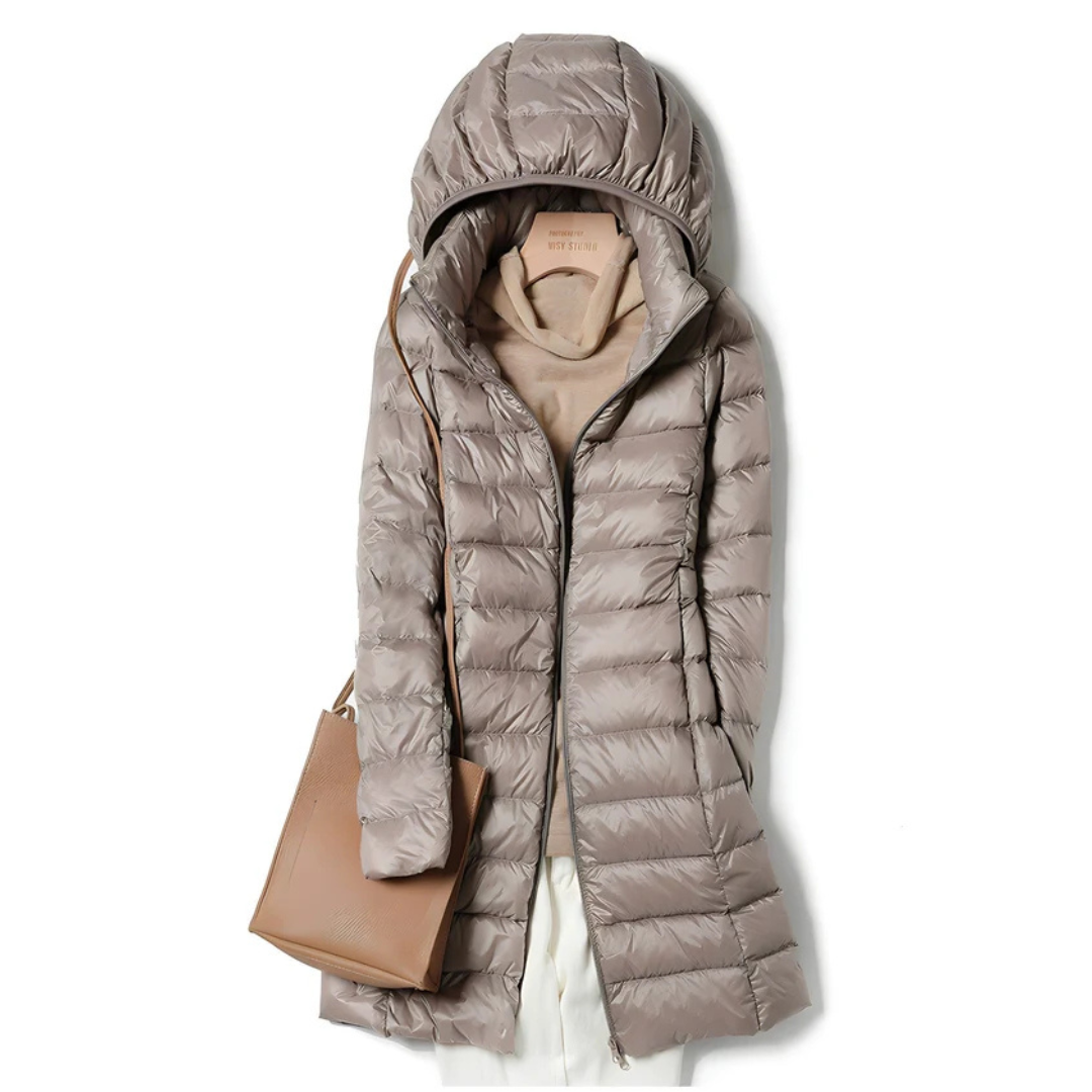 Roupa feminina: Jaqueta Elina casual, com capuz removível. Conforto leve e versátil para dias frios de inverno.