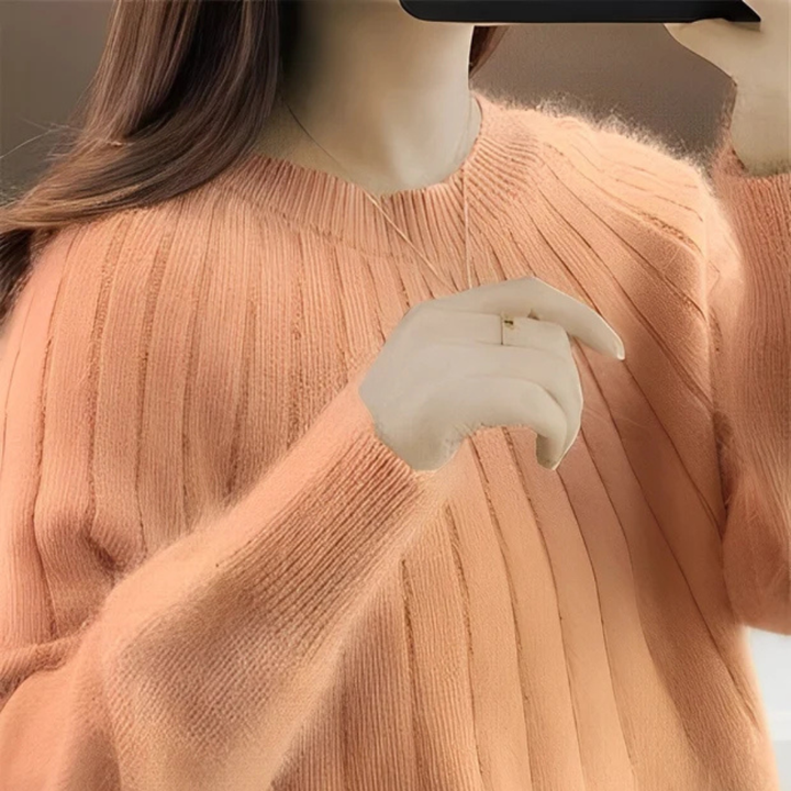 Suéter feminino de malha elegante, cor cinza. Blusa de frio atemporal para a moda feminina de inverno.