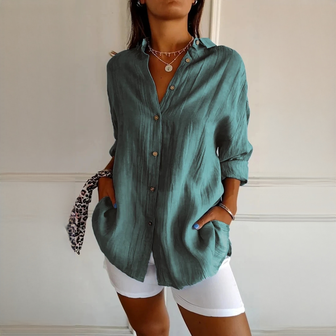 Blusa feminina elegante com botões, disponível em tamanhos grandes. Estilo versátil para todas as ocasiões.