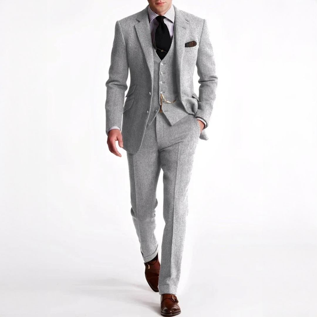 Terno masculino elegante de três peças, ideal para casamentos e eventos formais. Moda clássica outono/inverno.
