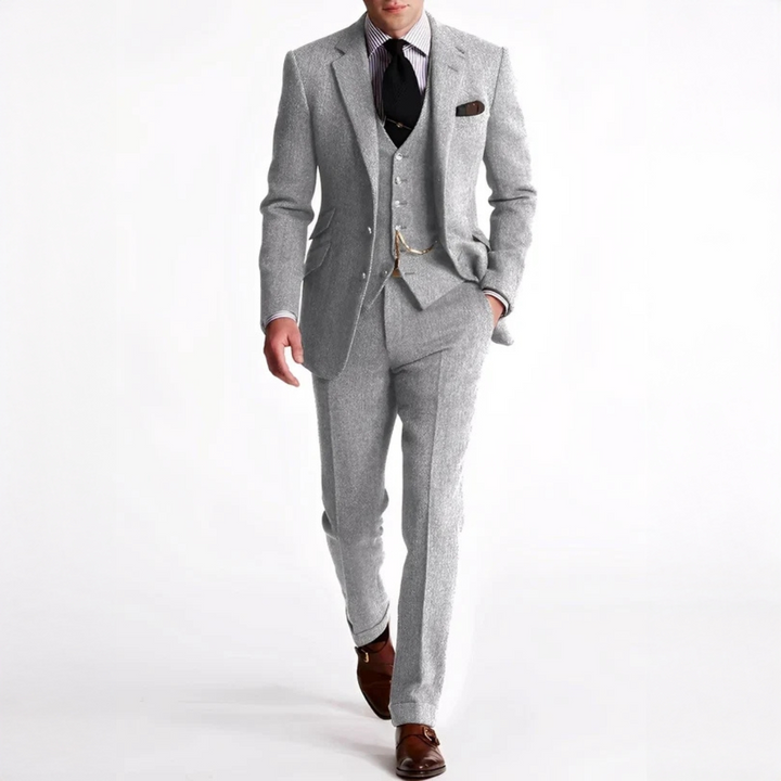 Terno masculino elegante de três peças, ideal para casamentos e eventos formais. Moda clássica outono/inverno.