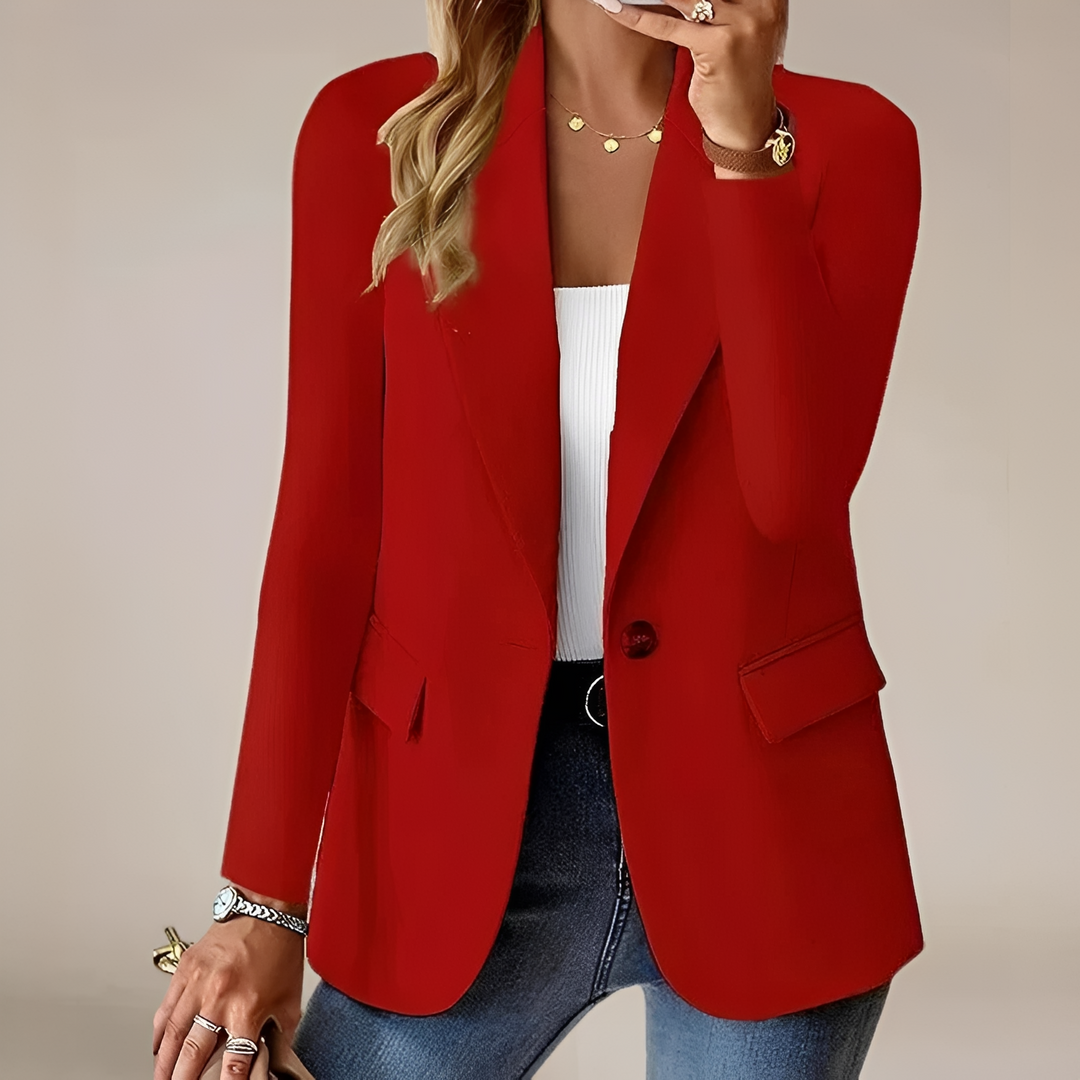 Mulher usando blazer feminino Maricar versátil em um look casual estiloso para outono/inverno.