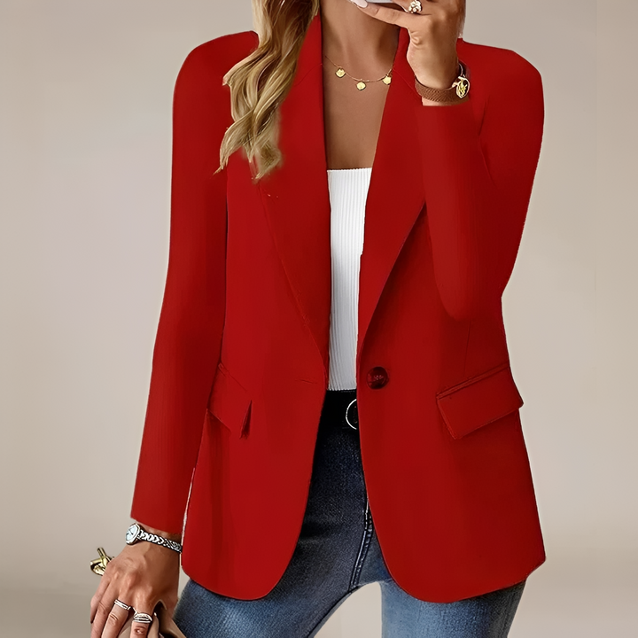 Mulher usando blazer feminino Maricar versátil em um look casual estiloso para outono/inverno.