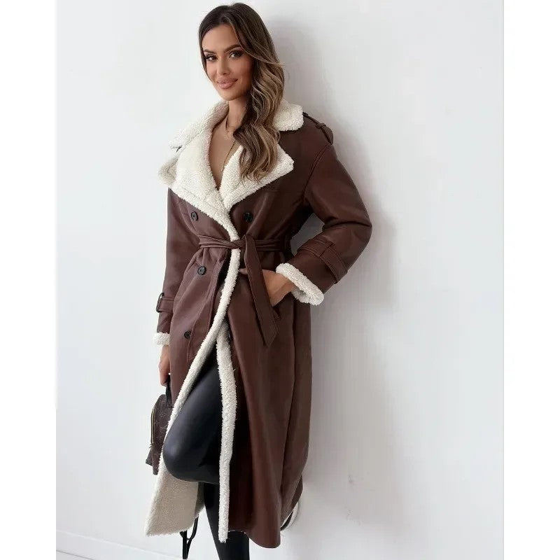 Agasalho feminino de inverno elegante, com design moderno e abas, ideal para um estilo casual chique.