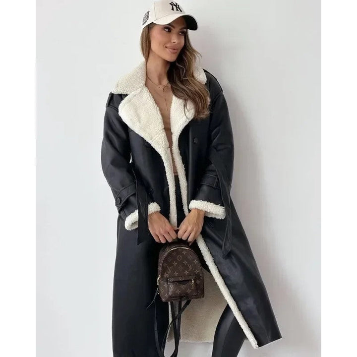 Casaco de inverno feminino quentinho e elegante, com abas destacadas, ideal para o dia a dia e eventos.