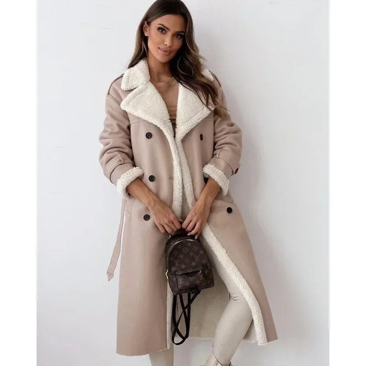 Casaco feminino para inverno, com abas, estilo elegante e sofisticado, perfeito para o frio e moda atual.