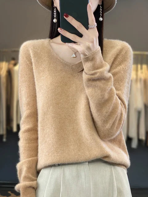 Suéter feminino elegante e folgado, decote V profundo, ideal para casual chic.