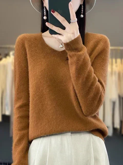 Suéter feminino de tricô, caimento folgado e decote V, combinando elegância e bem-estar.