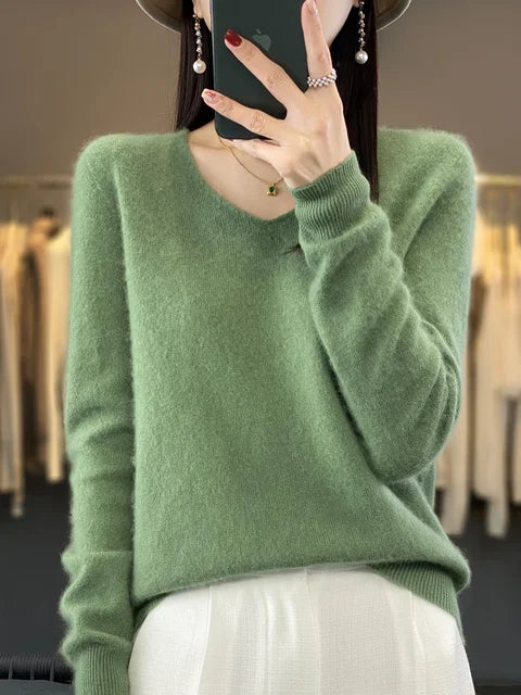 Suéter feminino casual, decote V e modelagem folgada, conforto e elegância.