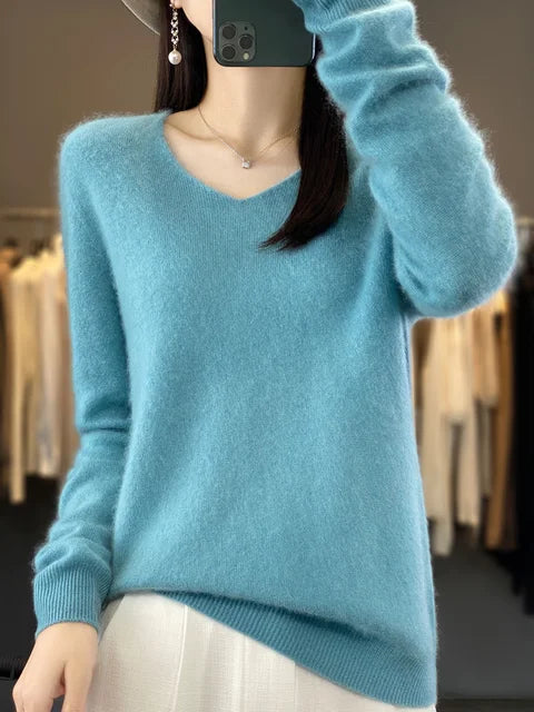 Suéter V-neck feminino, cor neutra, modelagem folgada para conforto e estilo versátil.