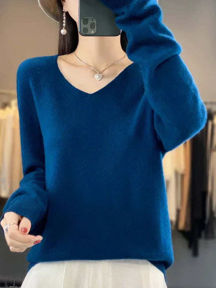 Jumper feminino folgado com decote V, peça chave para guarda-roupa versátil e confortável.