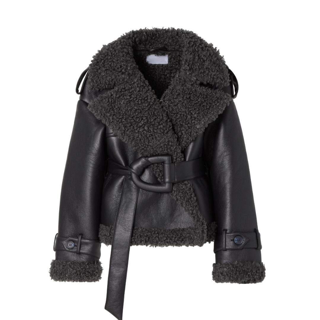 Casaco feminino de luxo, preto, com cinto para ajuste na cintura. Elegante e aconchegante, ideal para o estilo de inverno.