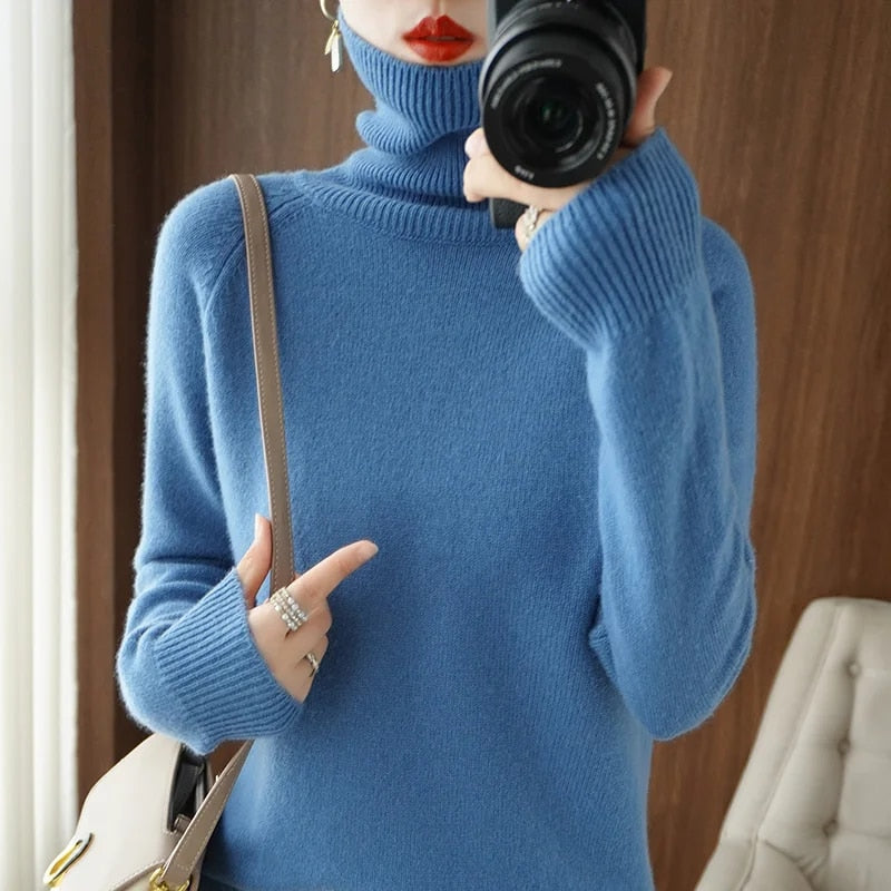 Suéter pullover feminino, gola alta e confortável, ideal para looks de inverno elegantes ou casuais.