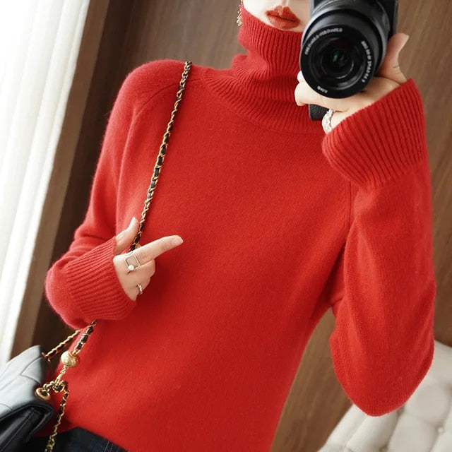 Suéter de gola alta feminino, estilo aconchegante para o frio, essencial na moda casual de inverno.