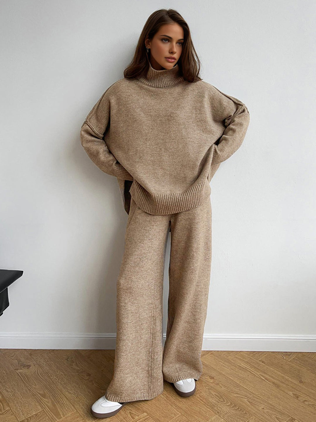 Roupa de inverno feminina, conjunto Amara com gola alta confortável e casual, ideal para o dia a dia com estilo.