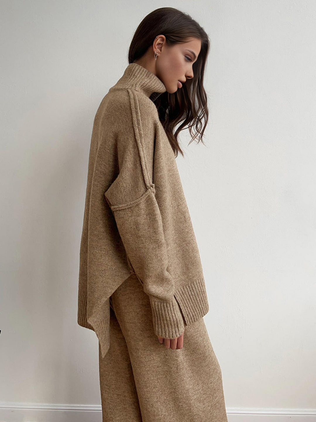 Gola alta suave e elegante do conjunto feminino Amara, roupa de inverno que oferece aquecimento e estilo.