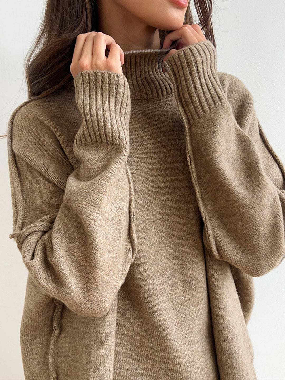 Conjunto feminino Amara de gola alta suave e coordenado, peça essencial para o conforto e elegância do inverno.