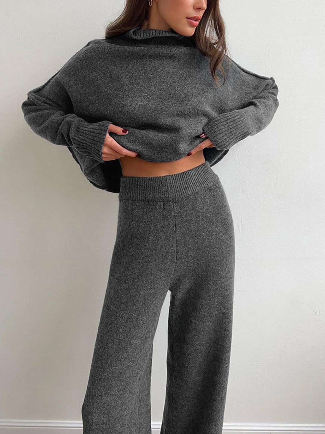 Conjunto homewear feminino Amara com gola alta confortável, perfeito para relaxar em casa com elegância no inverno.