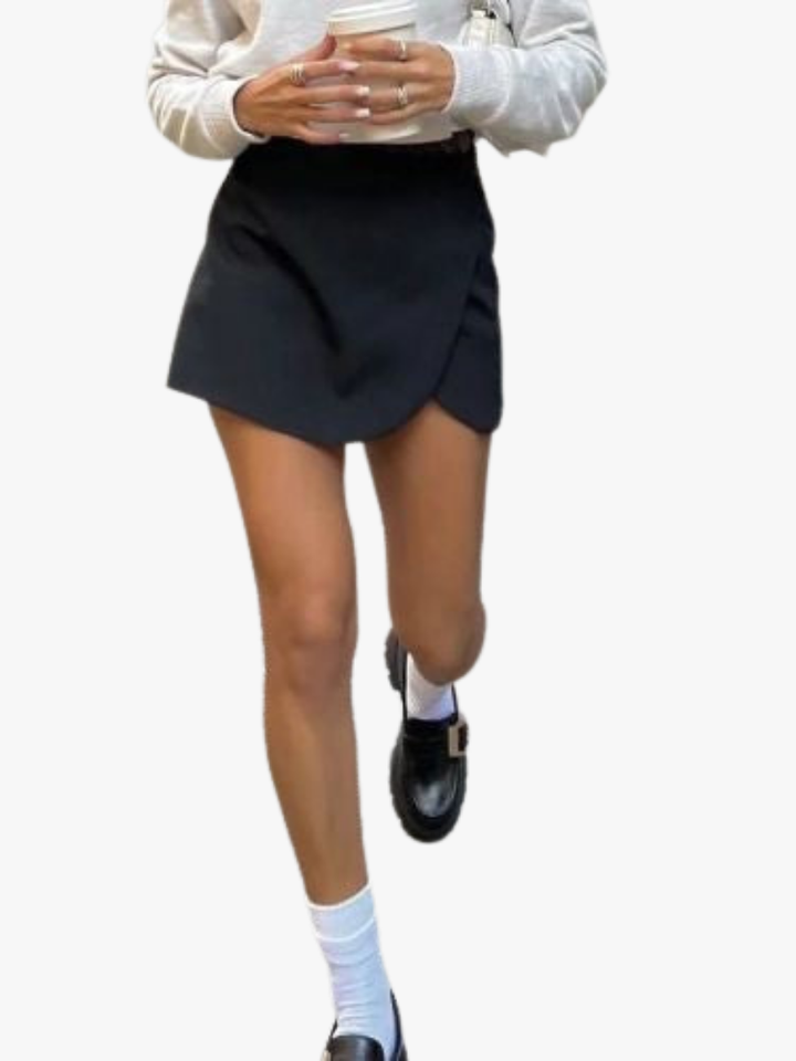 Saia Curta Feminina Elegante com Calção Integrado, ideal para verão e primavera.