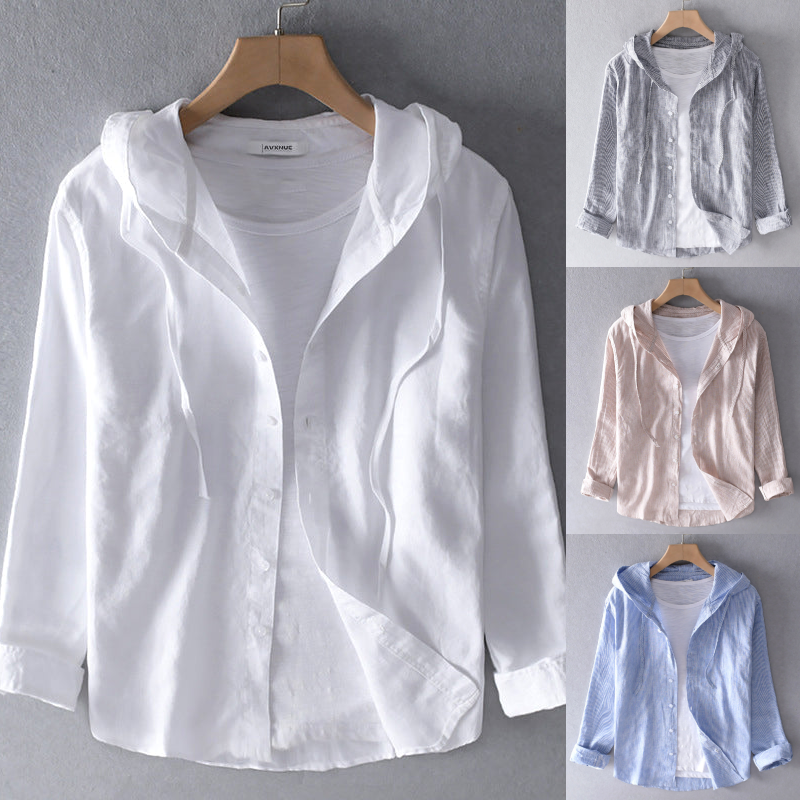 Mulher vestindo camiseta Colene com capuz, descontraída. Blusa feminina leve, perfeita para passeios e verão.