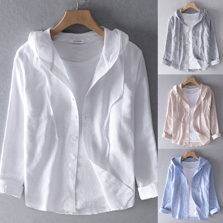 Mulher vestindo camiseta Colene com capuz, descontraída. Blusa feminina leve, perfeita para passeios e verão.
