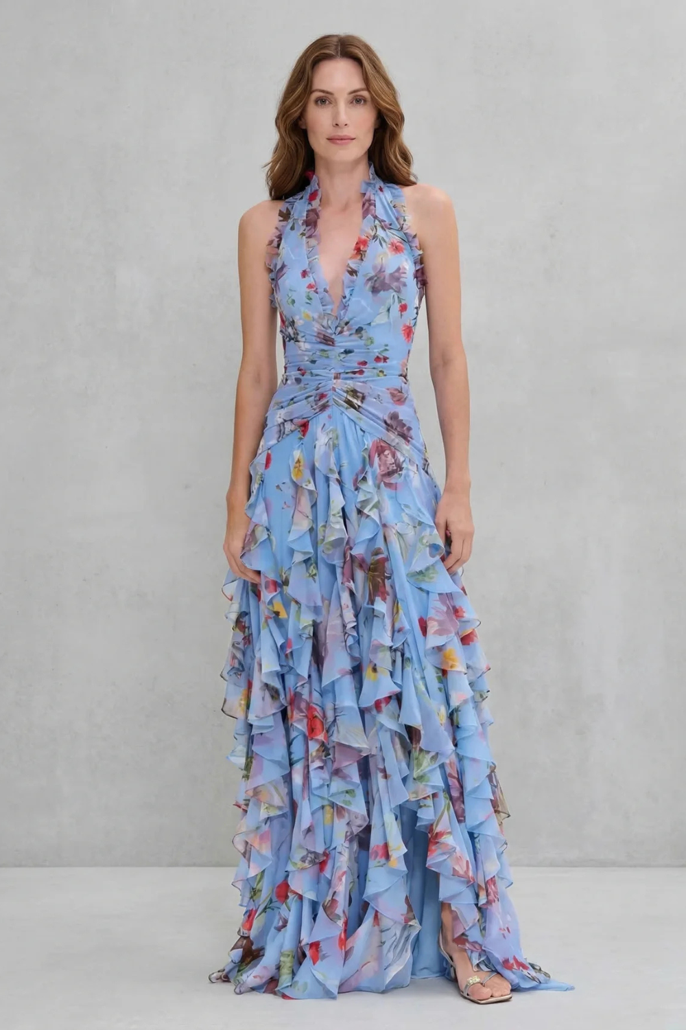Roupa feminina elegante: vestido maxi fluido com estampa de rosas e movimento leve, perfeito para celebração.