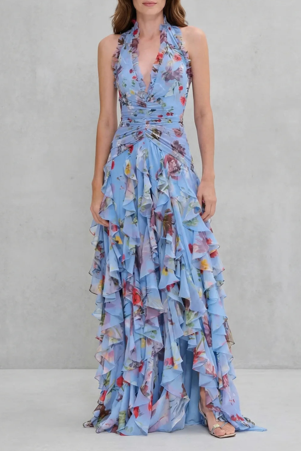 Vestido feminino longo com decote halter e estampa floral de rosas, ideal para um visual romântico e festivo.