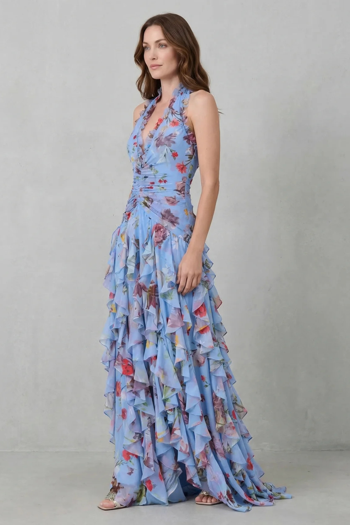 Vista frontal de vestido maxi romântico com estampa de rosas, ideal para eventos de verão e moda feminina.