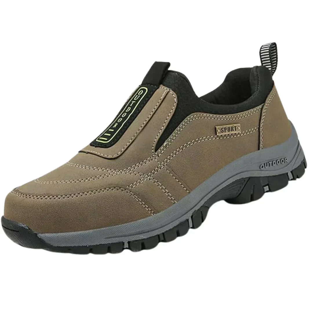 Interior acolchoado de sapatos de caminhada masculinos, evidenciando o conforto superior para longas trilhas.