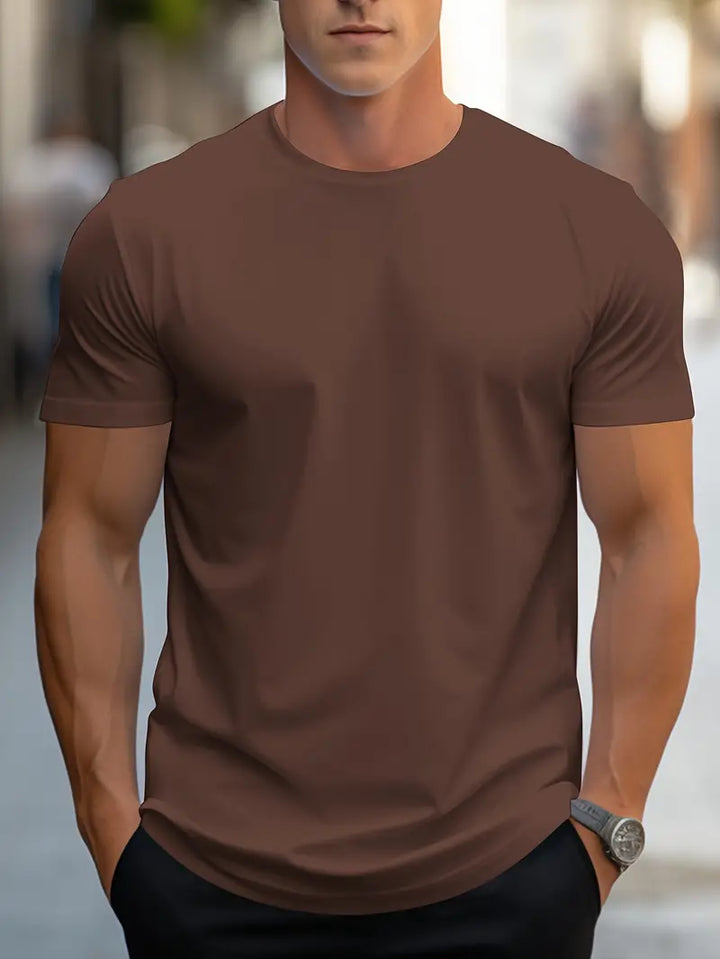 Roupa masculina de verão: camiseta elegante, confortável, casual.