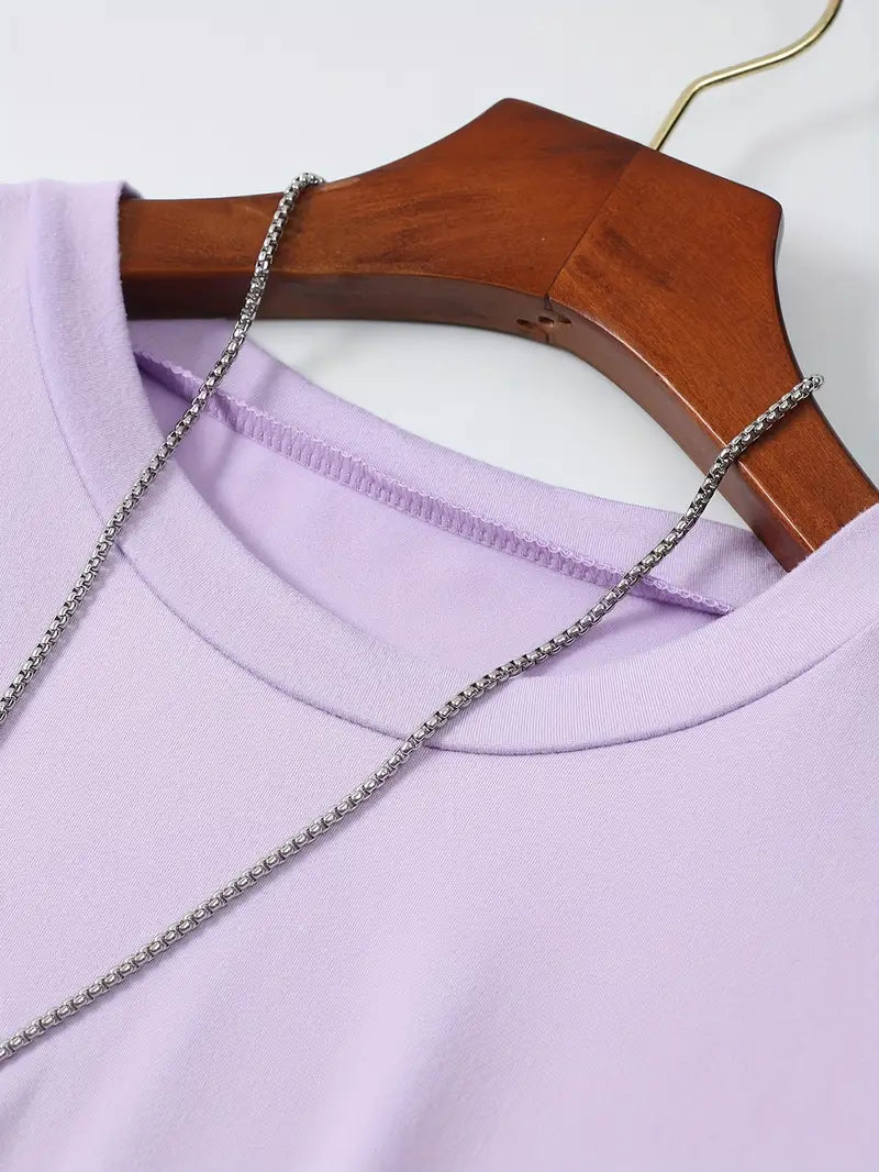 Roupa masculina de verão: camiseta elegante, confortável e casual.