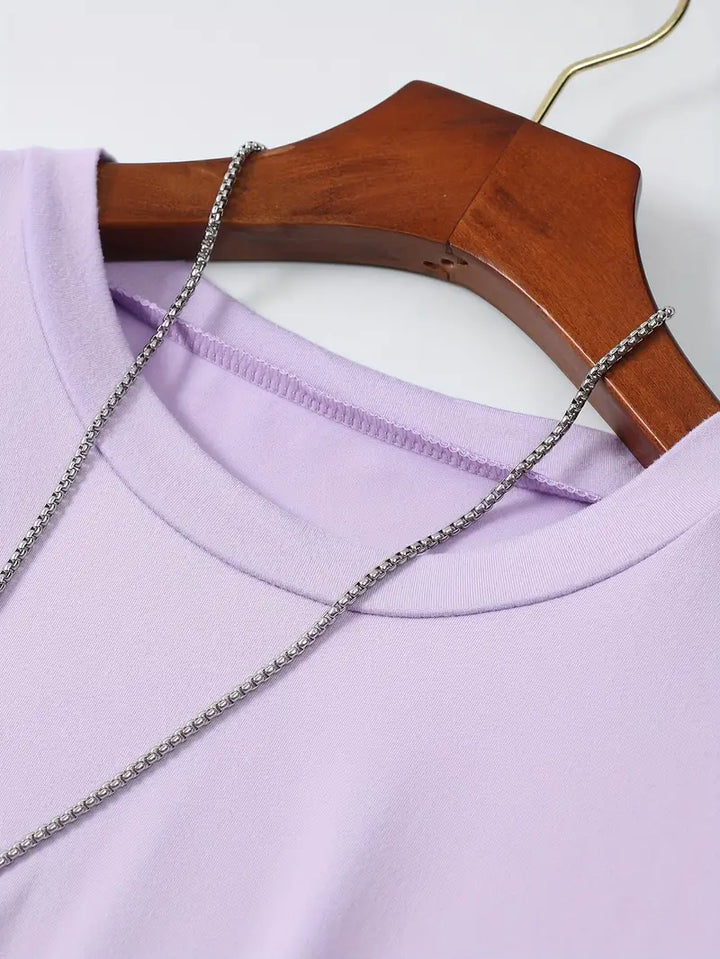 Roupa masculina de verão: camiseta elegante, confortável e casual.