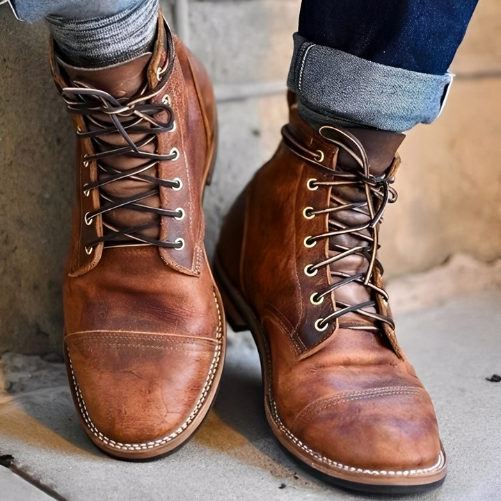 Botas masculinas elegantes em couro, ideais para conforto diário e estilo versátil. Perfeitas para outono/inverno.