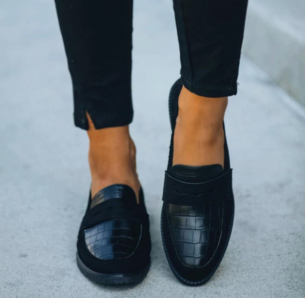 Sapatos femininos pretos elegantes e confortáveis. Calçado versátil para trabalho ou moda casual com estilo clássico.