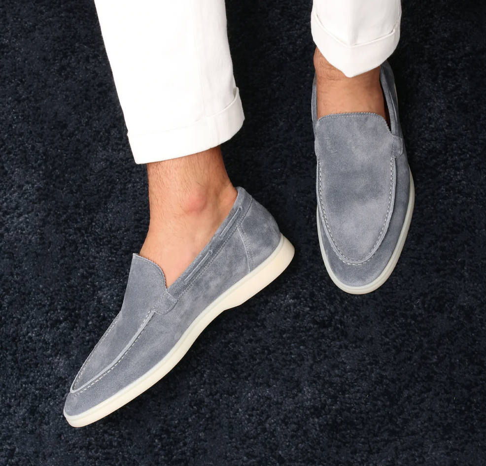 Mocassim masculino clássico de couro marrom, ideal para estilo elegante e conforto casual na primavera/verão.