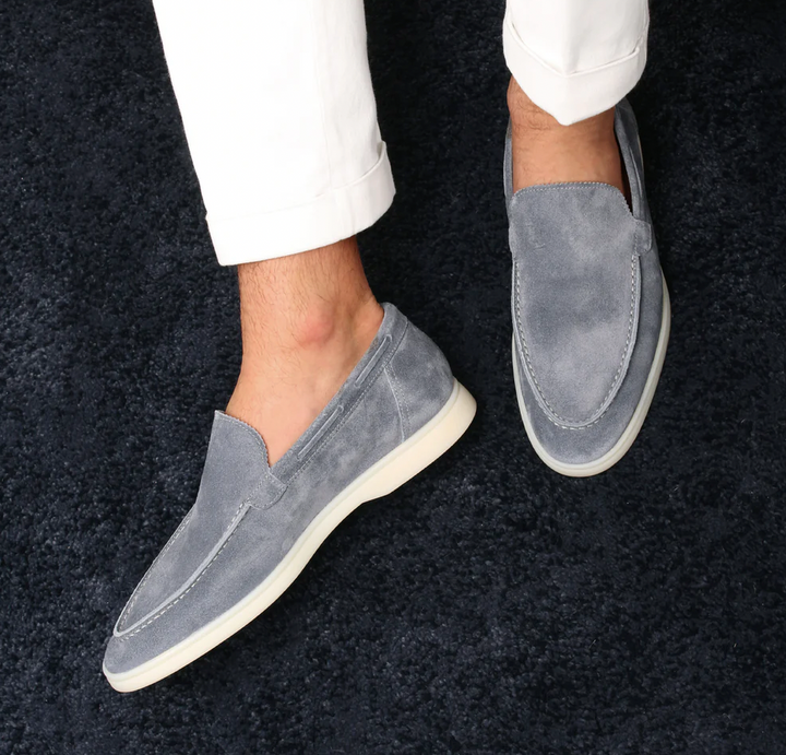Mocassim masculino clássico de couro marrom, ideal para estilo elegante e conforto casual na primavera/verão.