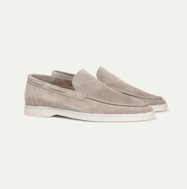 Detalhe do mocassim masculino clássico de couro, com costura artesanal, ideal para um look sofisticado.