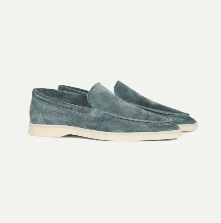 Mocassim masculino de camurça cinza, calçado confortável e elegante, essencial para moda primavera/verão.