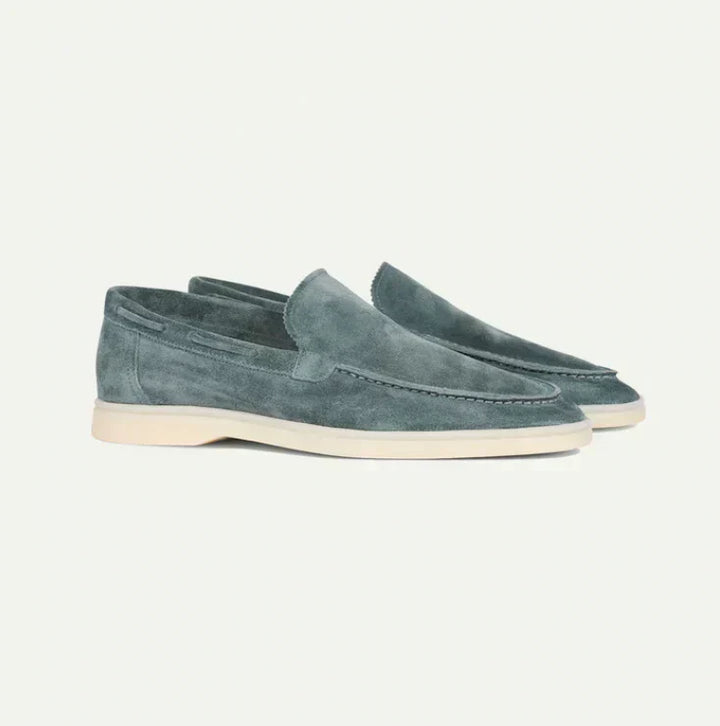Mocassim masculino de camurça cinza, calçado confortável e elegante, essencial para moda primavera/verão.