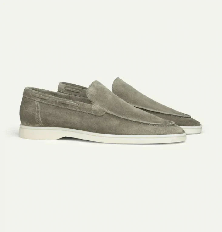 Mocassim masculino loafer preto com solado confortável, perfeito para uso diário e estilo casual versátil.