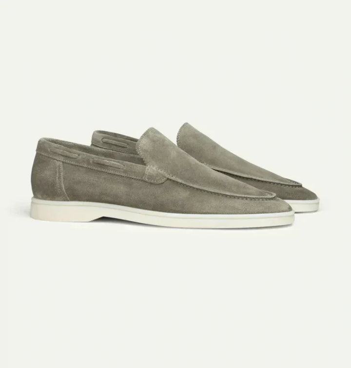 Mocassim masculino loafer preto com solado confortável, perfeito para uso diário e estilo casual versátil.