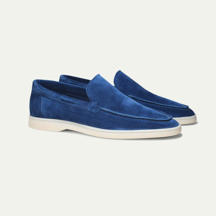 Sapato mocassim social masculino em couro preto, elegante e confortável, para ocasiões formais e casuais.