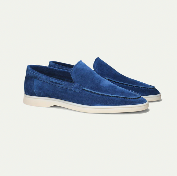 Sapato mocassim social masculino em couro preto, elegante e confortável, para ocasiões formais e casuais.