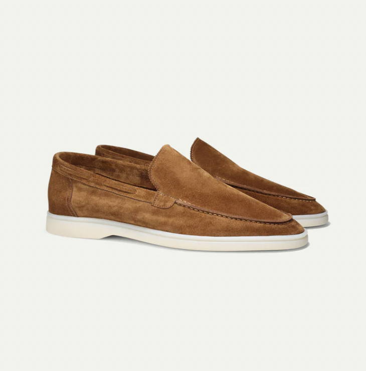 Mocassim masculino versátil, marrom claro, combina conforto e estilo para primavera, verão e uso casual.